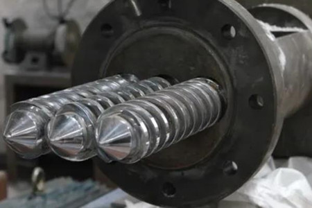 擠出機機筒螺桿裂斷的原因是什么？